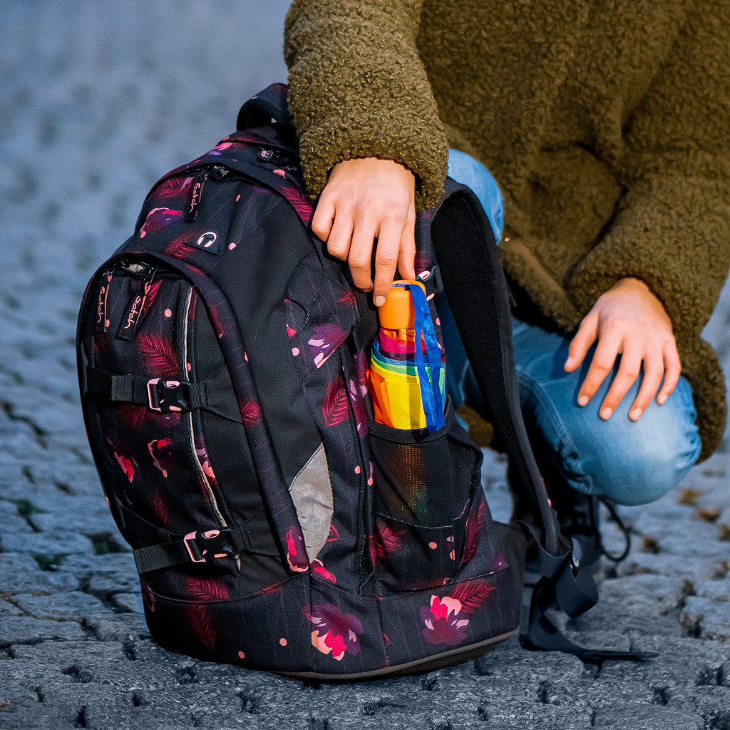 Pocket umbrellas FARE® 4Kids colourful in a backpack