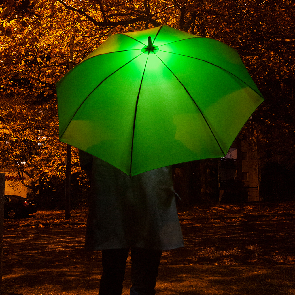 Person mit FARE Skylight Stockschirm mit LED Licht 