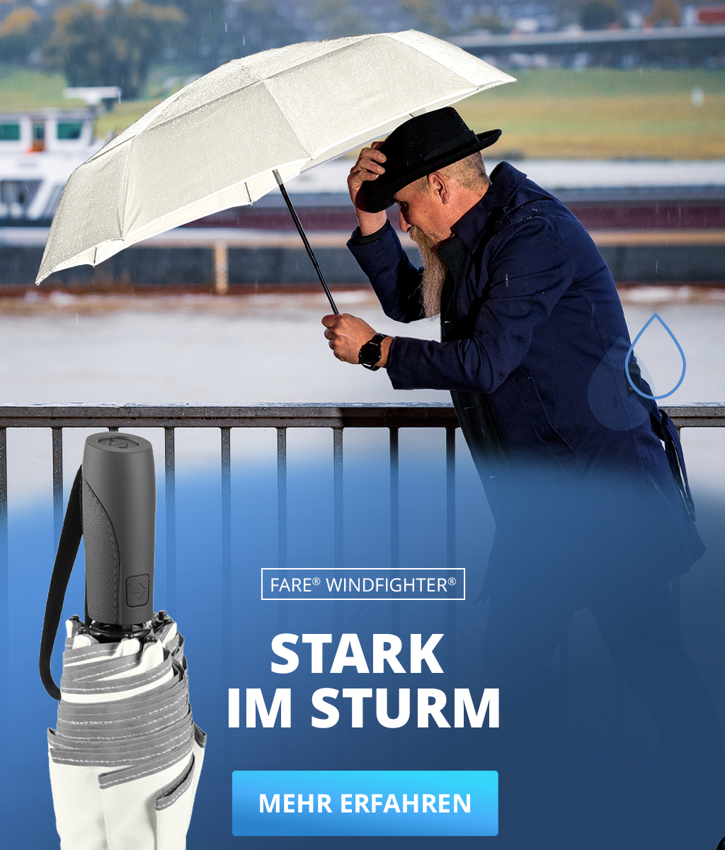 Banner mit dem FARE Windfighter 2.0 Regenschirm: Zwei Frauen mit Schirmen spazieren auf einem Weg, ein geschlossener Windfighter-Schirm in Nahaufnahme, ein geöffneter Schirm und ein Mann mit Schirm bei Wind und Regen. Text: 'Stark im Sturm – Mehr erfahren