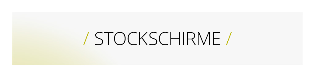 Roter geöffneter Stockschirm mit Beleuchtung